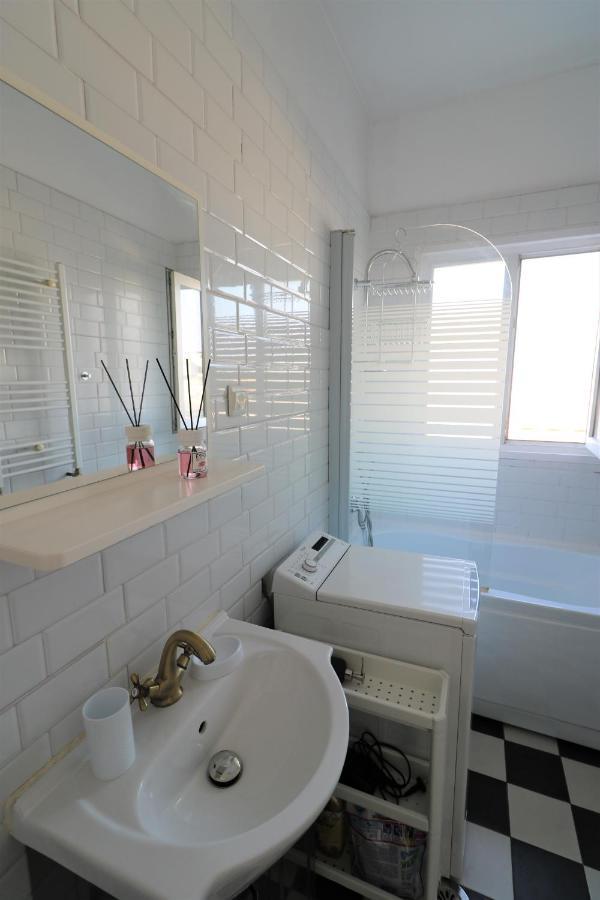 Serenity Heights Apartment: A Panoramic Haven Near Old Town - Free Minibar Boekarest Buitenkant foto